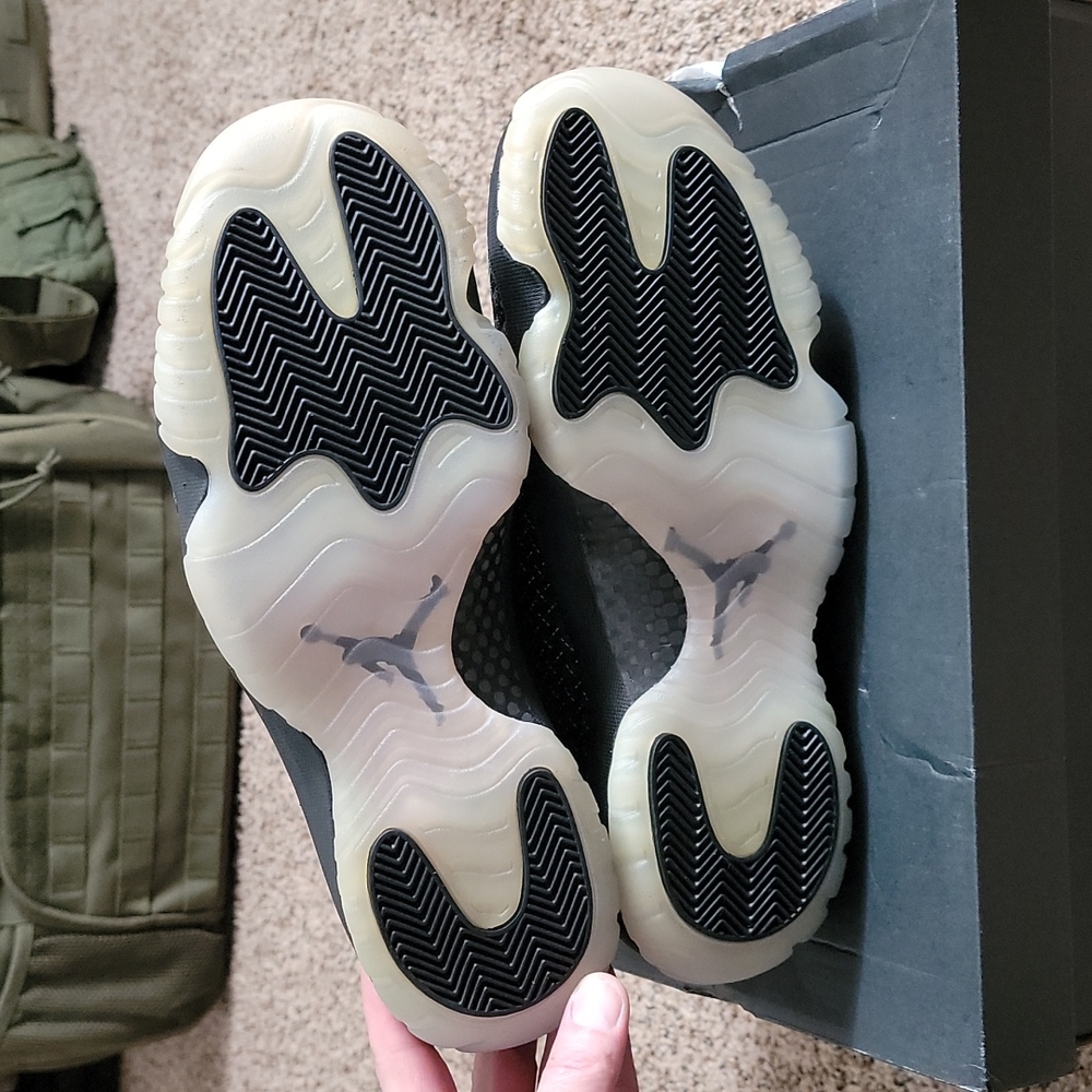 Jordan future glow in the dark bottom